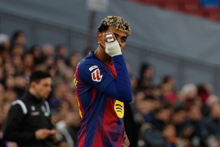 Aksi Lamine Yamal pada laga Barcelona vs Athletic Bilbao di pekan ke-13 La Liga 2025/2026