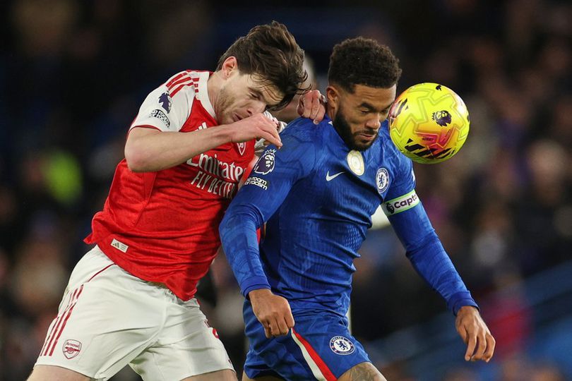 Duel Reece James dan Declan Rice dalam laga Liga Inggris antara Chelsea vs Arsenal, Minggu (30/11/2025)