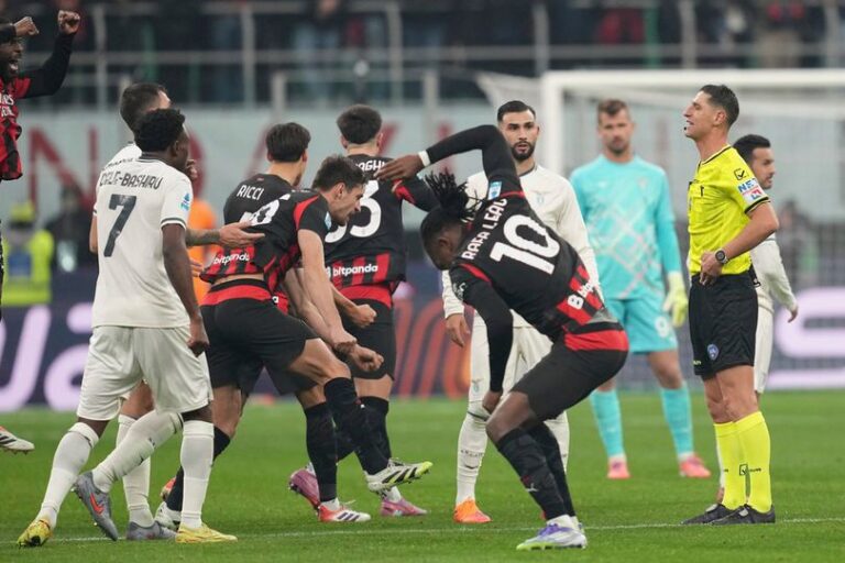 Rafael Leao bereaksi setelah VAR memutuskan AC Milan tidak mendapat penalti saat melawan Lazio di San Siro, Milan, Italia, Sabtu, 29 November 2025