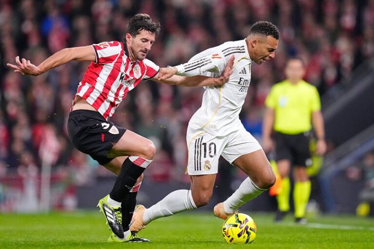 Daniel Vivian berebut bola dengan Kylian Mbappe dalam laga La Liga antara Athletic Club vs Real Madrid di San Mames, 4 Desember 2025