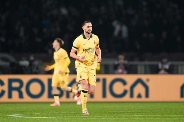 Pemain AC Milan Adrien Rabiot merayakan gol pertama timnya dalam laga Serie A melawan Torino, Selasa, 9 Desember 2025