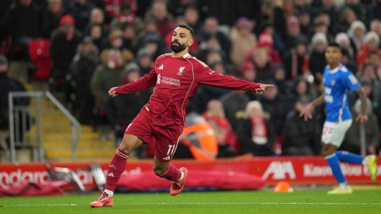Aksi bintang Liverpool, Mohamed Salah saat melawan Sunderland,