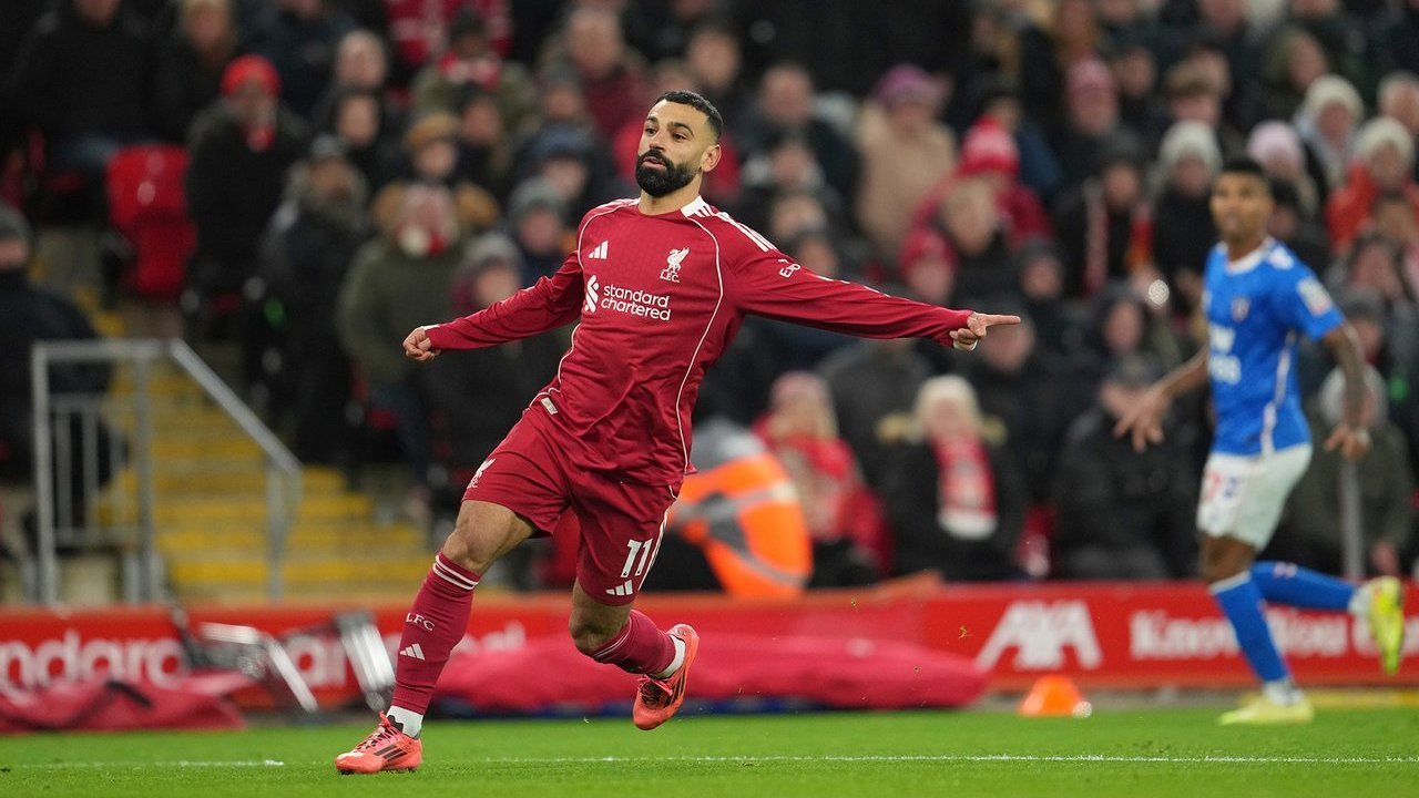 Aksi bintang Liverpool, Mohamed Salah saat melawan Sunderland,