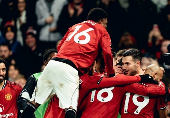 Skuad Manchester United merayakan gol Diogo Dalot ke gawang West Ham United