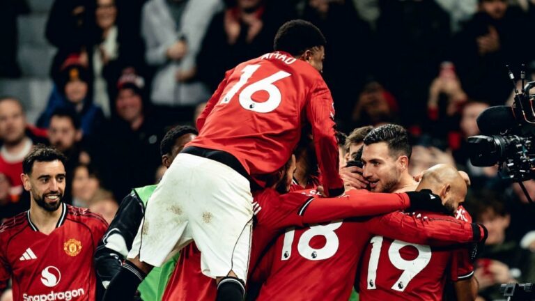 Skuad Manchester United merayakan gol Diogo Dalot ke gawang West Ham United