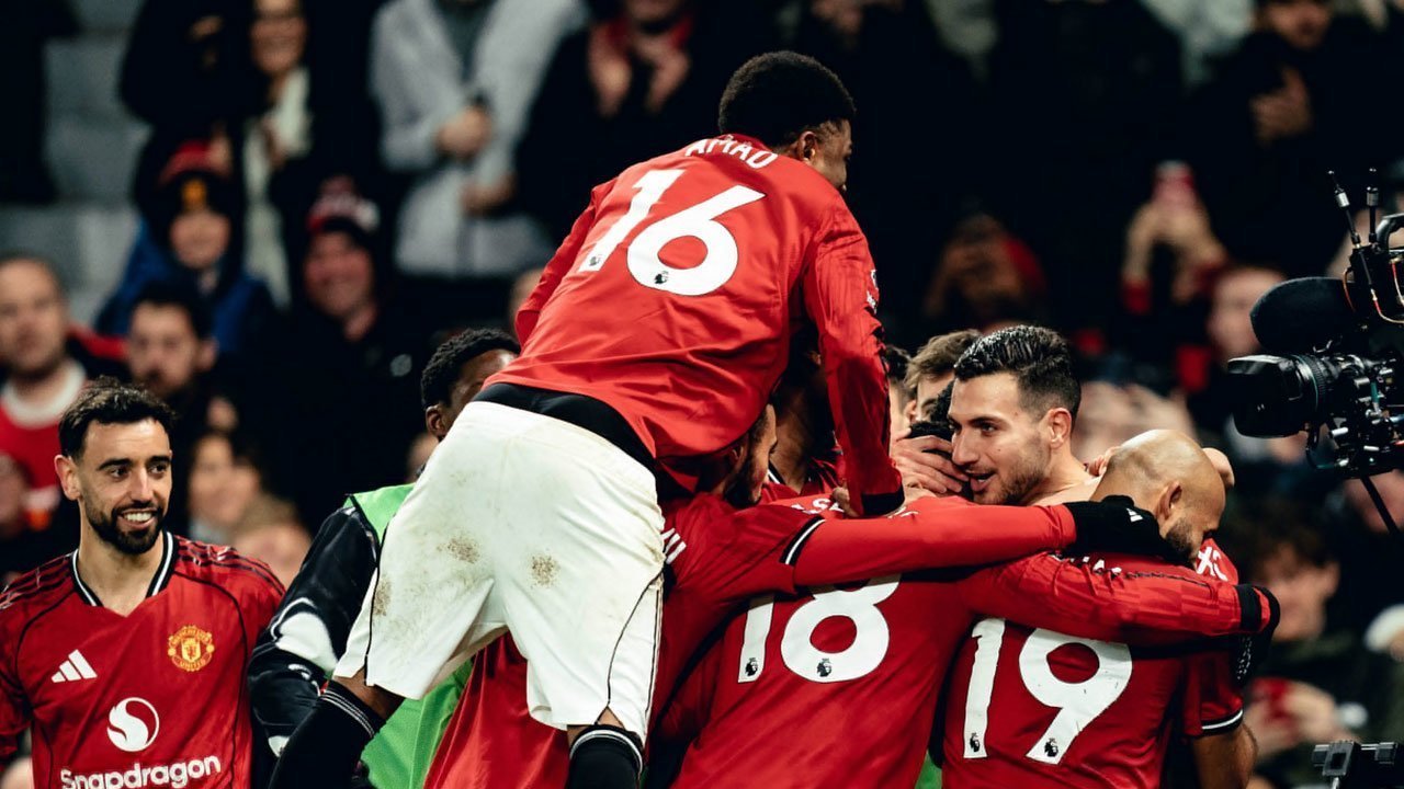 Skuad Manchester United merayakan gol Diogo Dalot ke gawang West Ham United